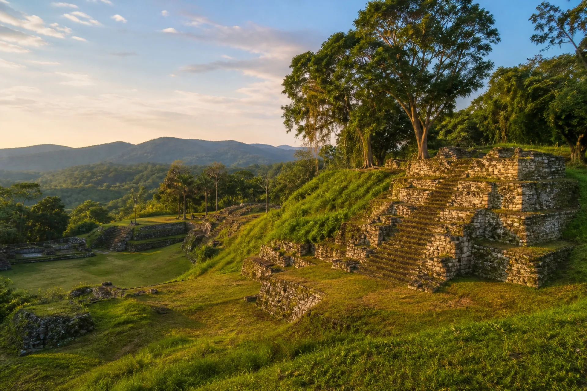 Zona arqueológica de Cuyuxquihui entre lomerío totonaca.