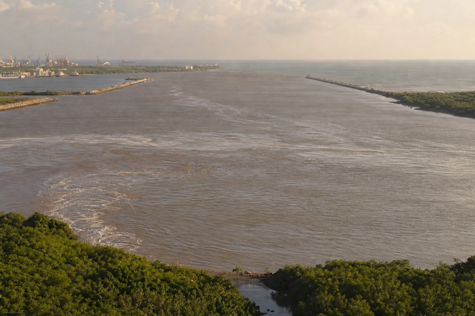 Estuario del Coatzacoalcos: boca de río pardo, escolleras y bruma del Golfo.