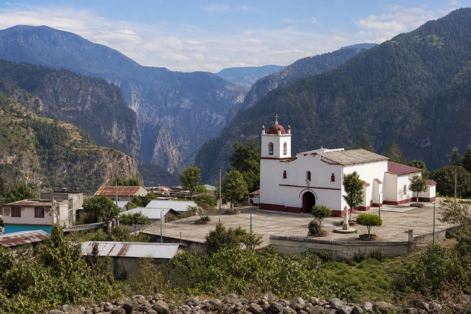 Plaza de Soledad Atzompa con sierra y canon al fondo.