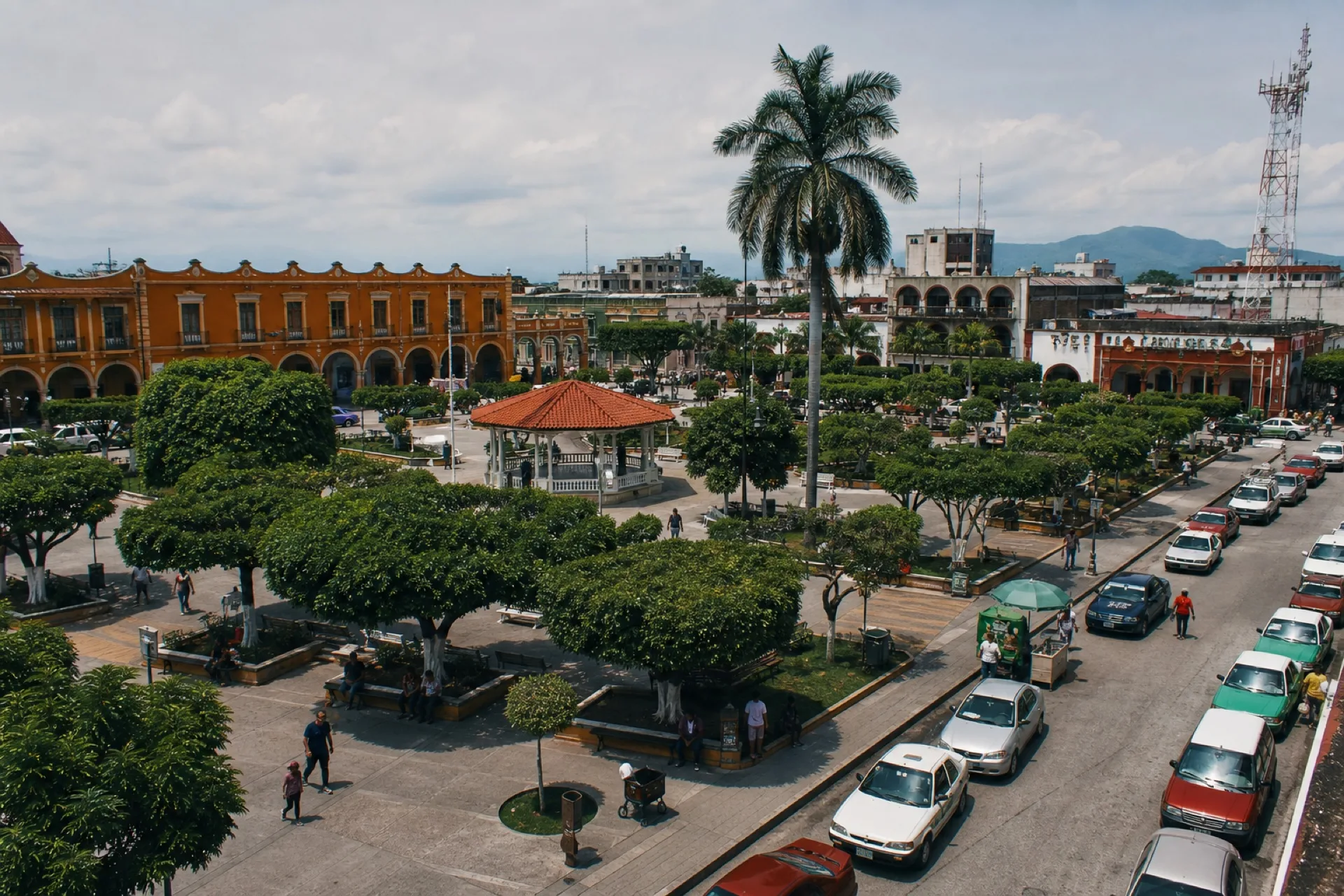 Plaza del centro de Martínez de la Torre con kiosco y portales.