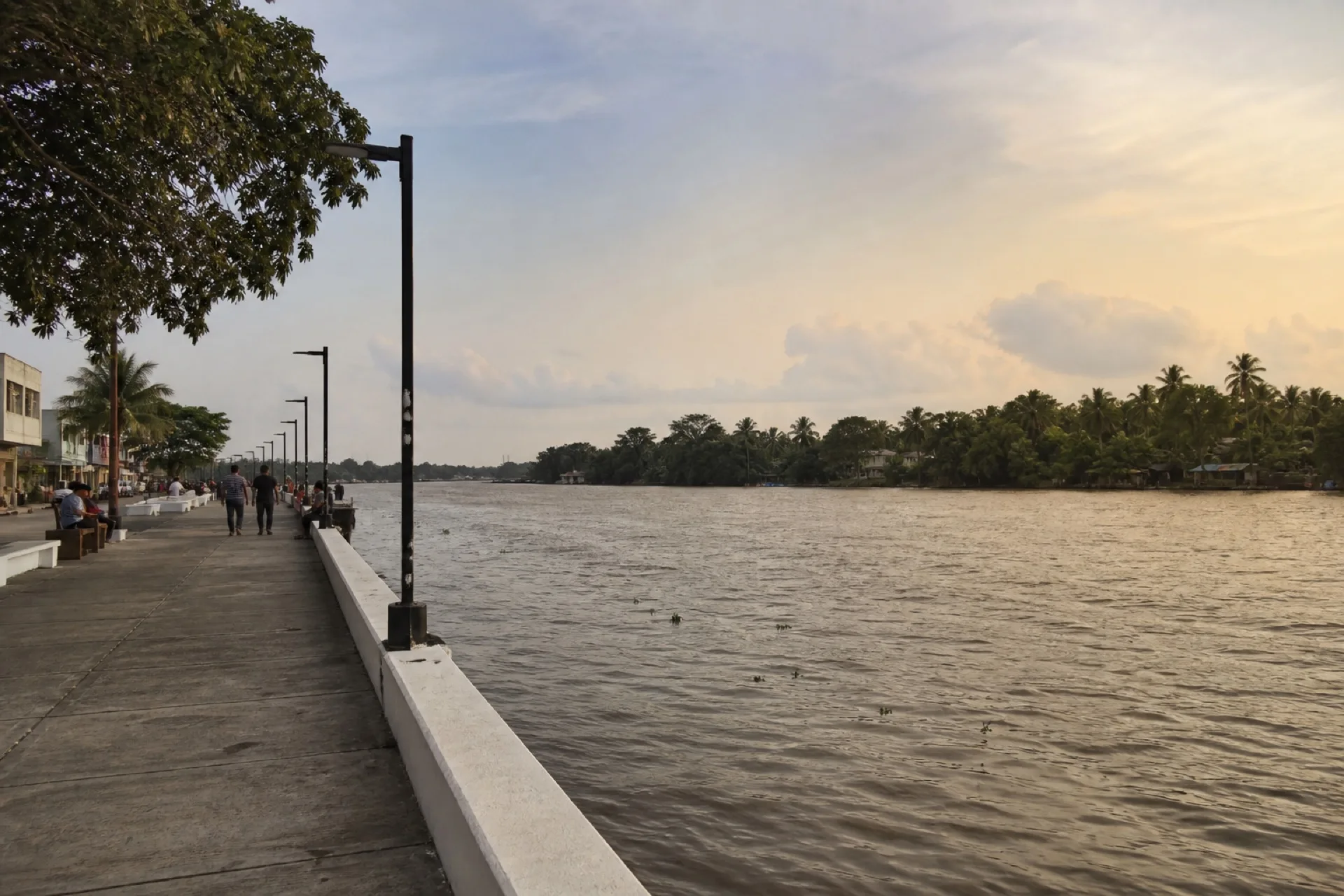 Malecón ribereño de Minatitlán sobre el Coatzacoalcos, no mar abierto.