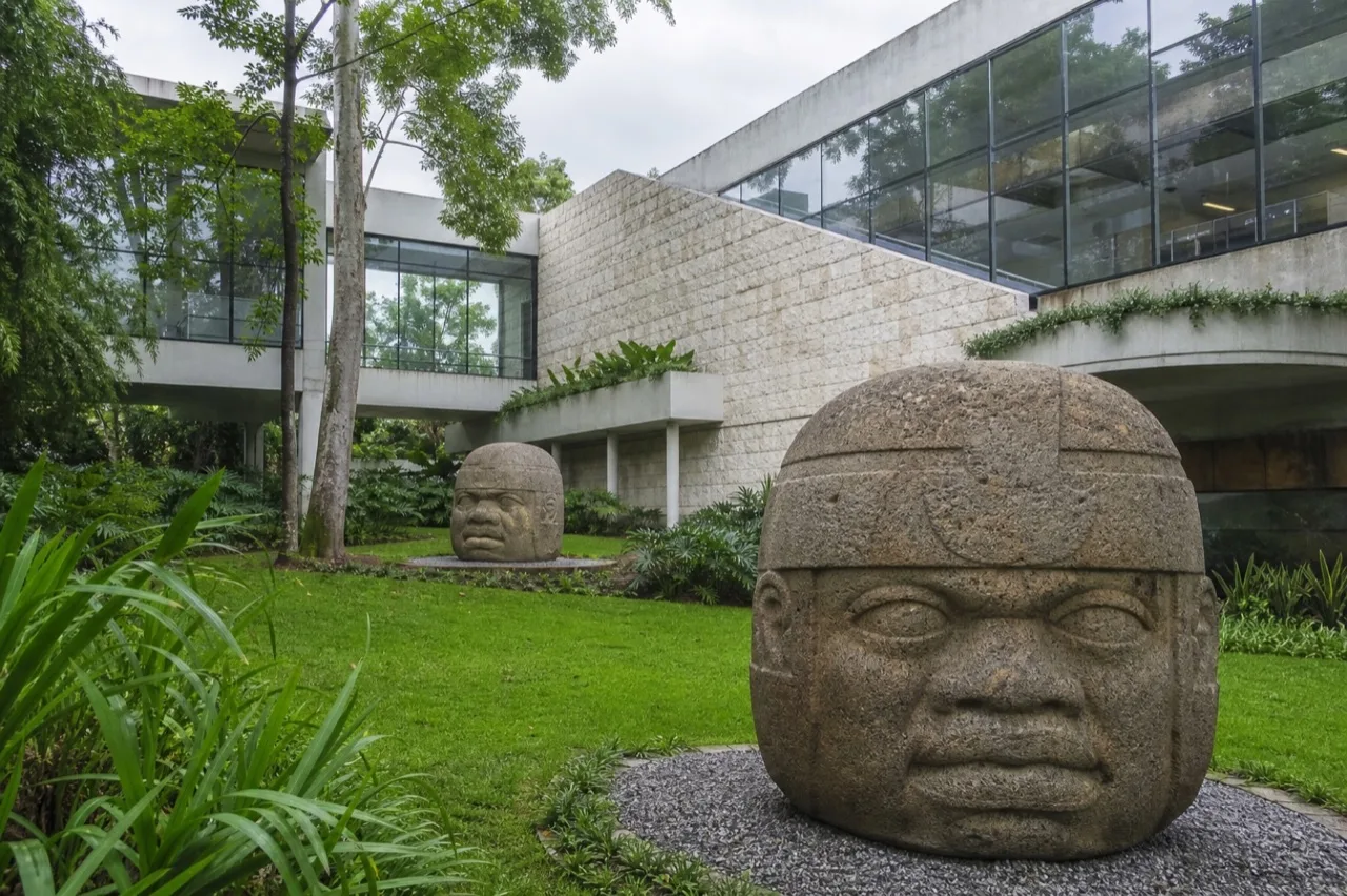 Jardines del Museo de Antropología de Xalapa con cabeza olmeca.