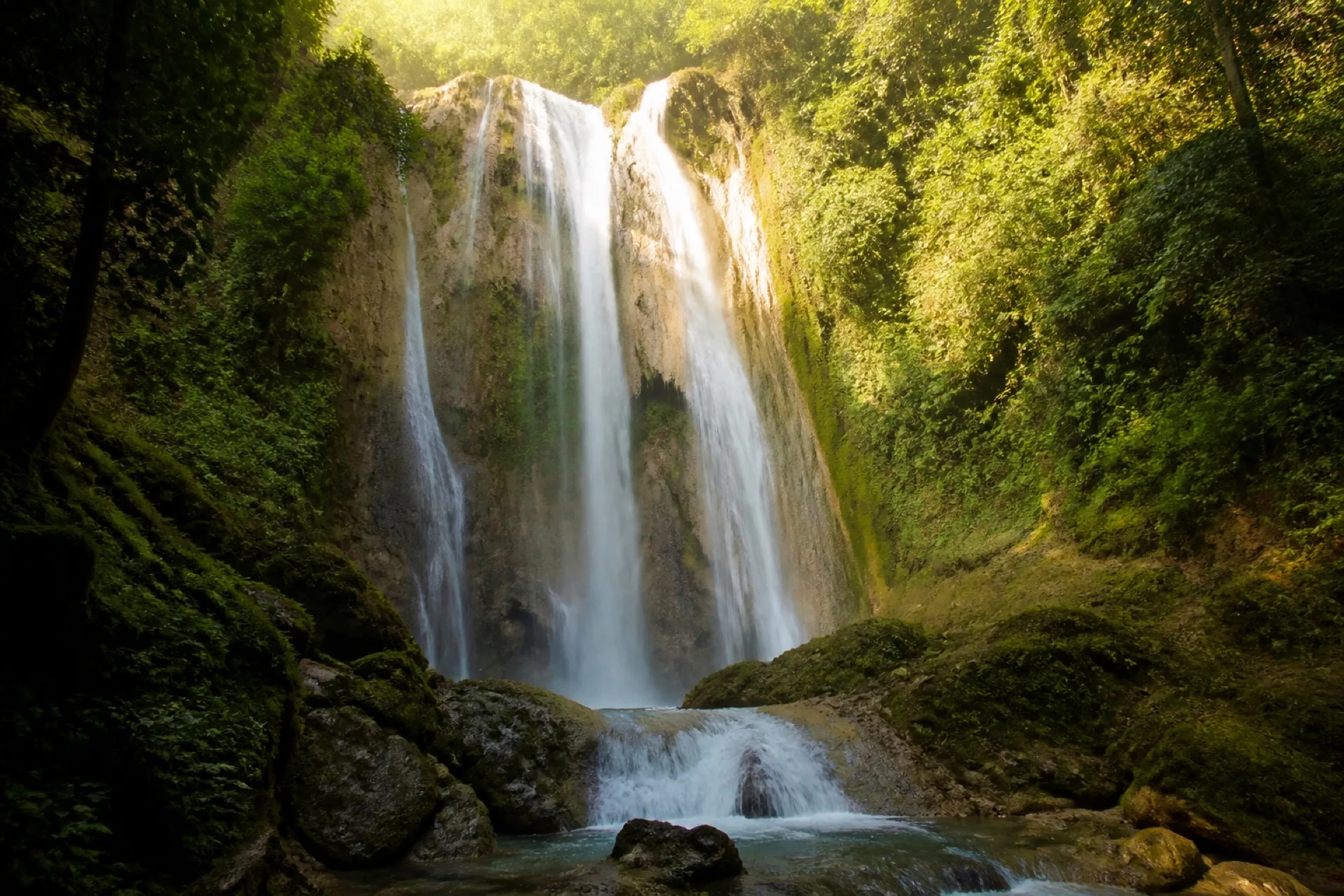 Cascada de Guerrero entre selva de montaña en Zozocolco.