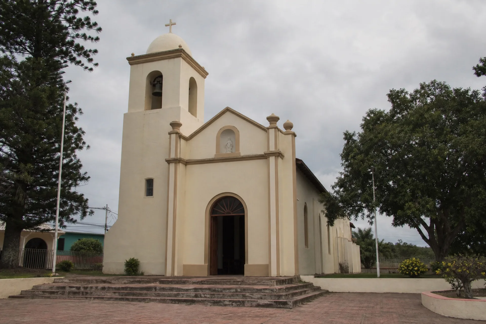 Santuario parroquial de Tampico Alto frente a una plaza quieta.