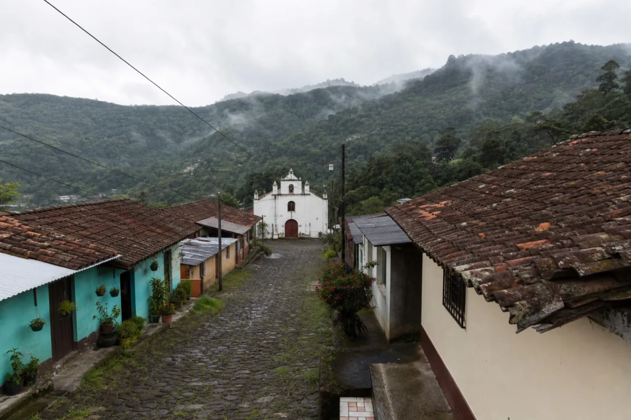 Pueblo de San Miguel Aguasuelos con su iglesia de ladera.
