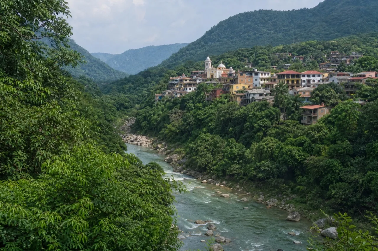 Pueblo de Jalcomulco sobre el cañón del Río Pescados.