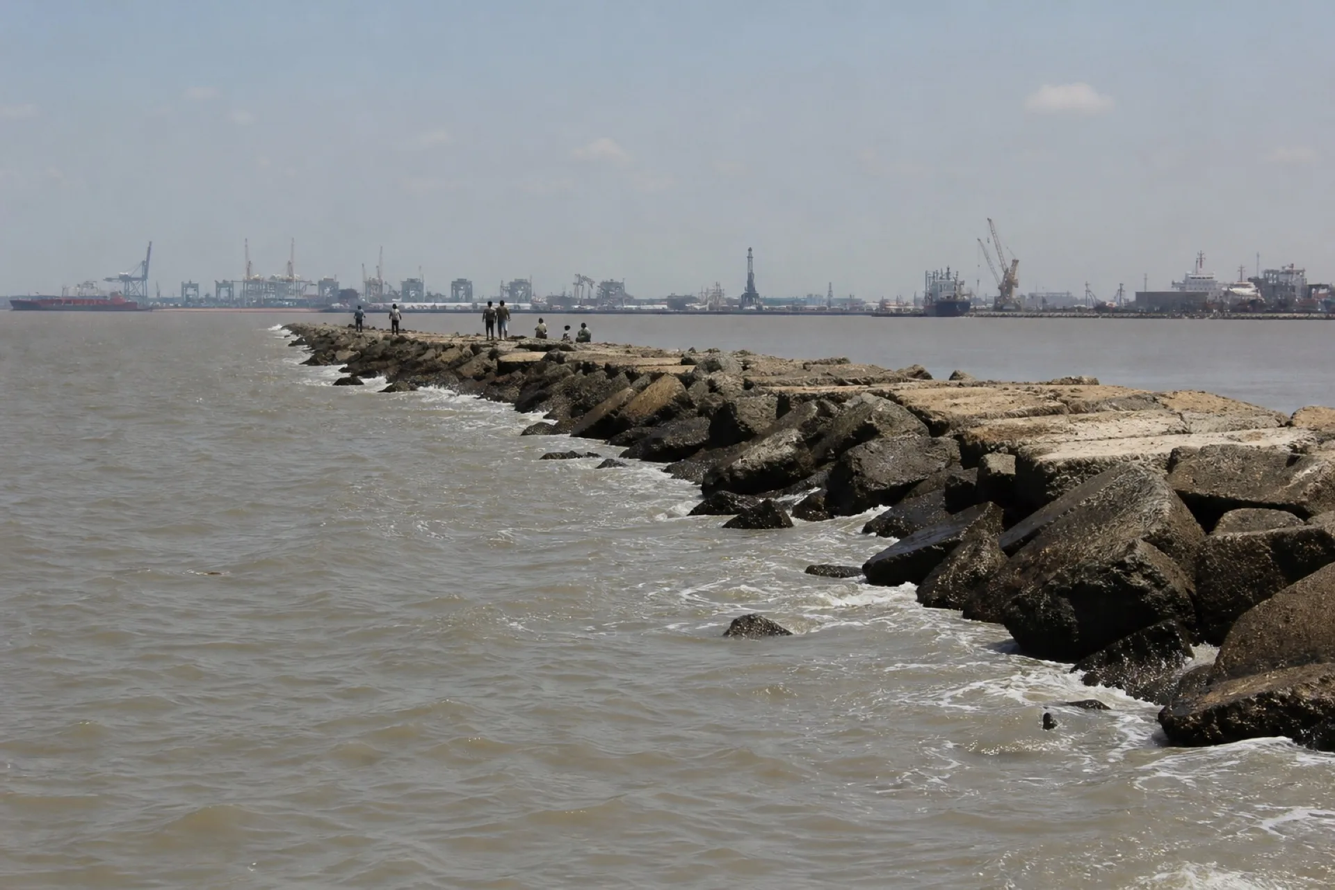 Escolleras de Coatzacoalcos: espigón de roca hacia el Golfo.