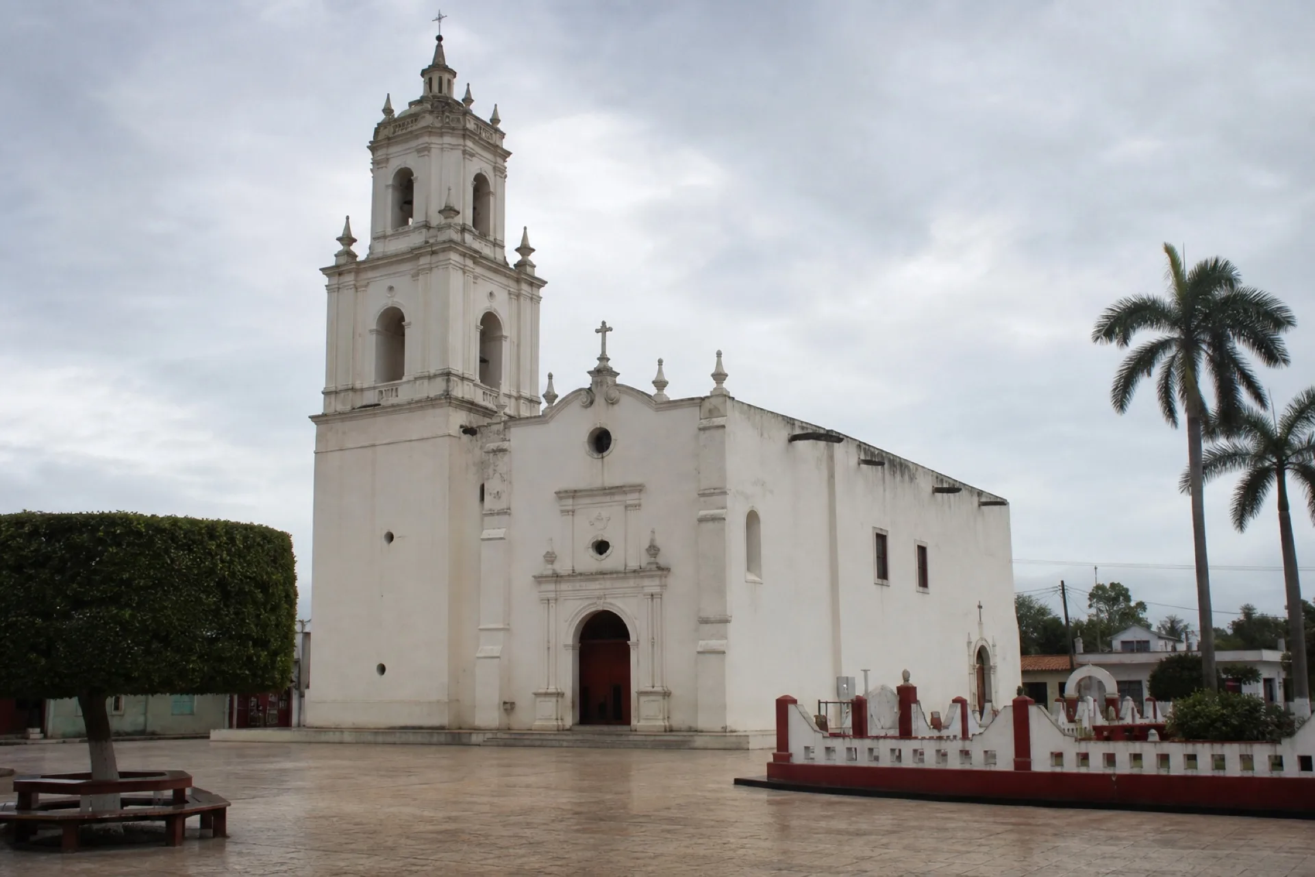 Templo de la Asunción en Ozuluama, fachada clara frente a plaza.
