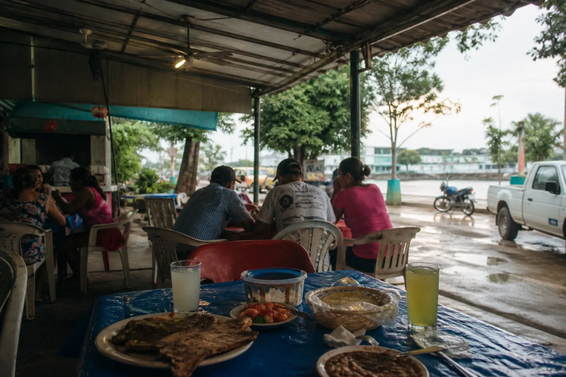 Mesa de fonda en Las Choapas: tortillas y platillo cotidiano.