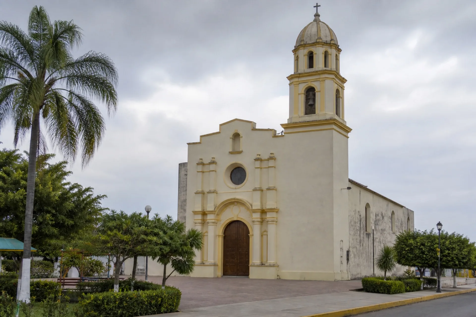 Templo principal de Tempoal frente a la plaza.