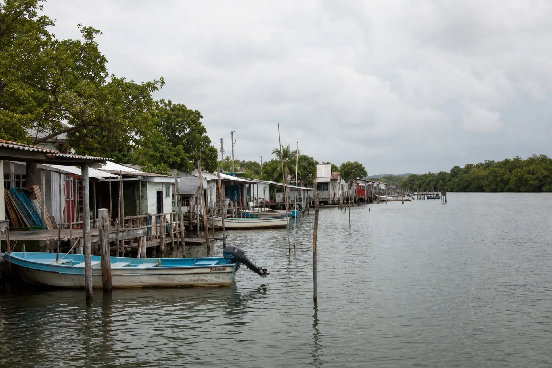 Localidad pesquera de Cucharas con pangas y manglar.