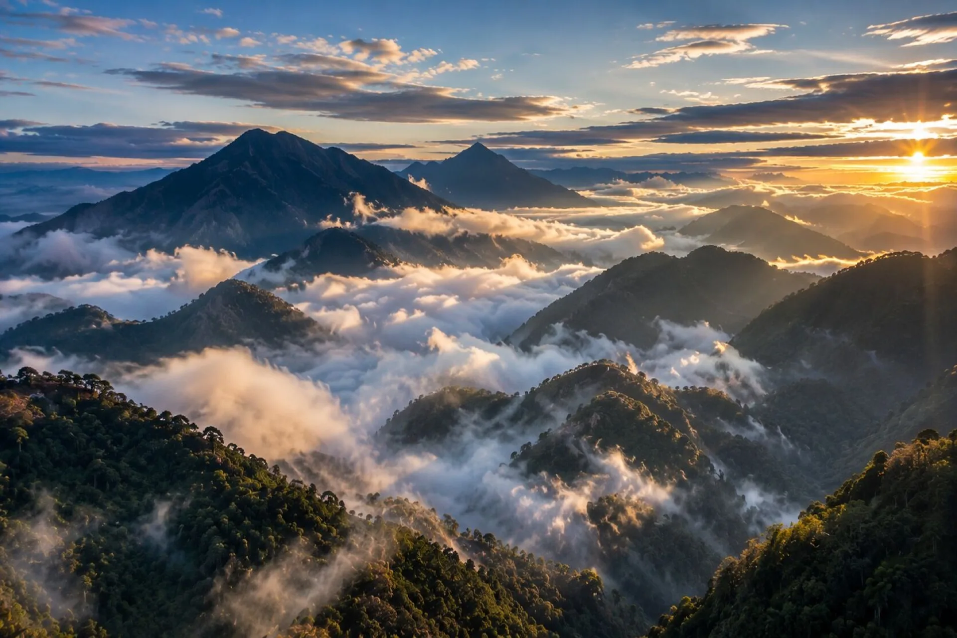 Sierra Totonaca, lomerío verde y pueblos en ladera.