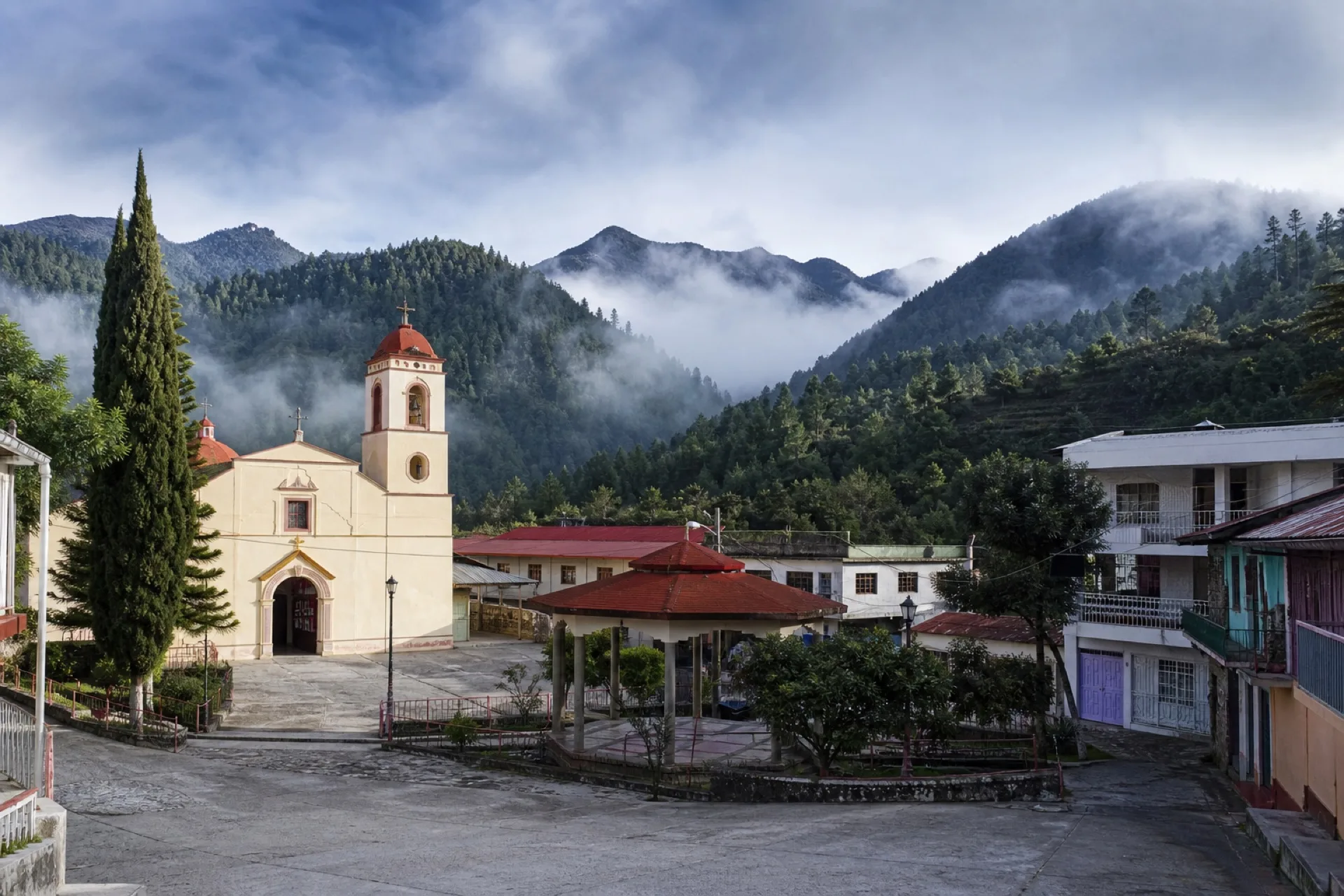 Cabecera de Zontecomatlán con plaza y casas de sierra.