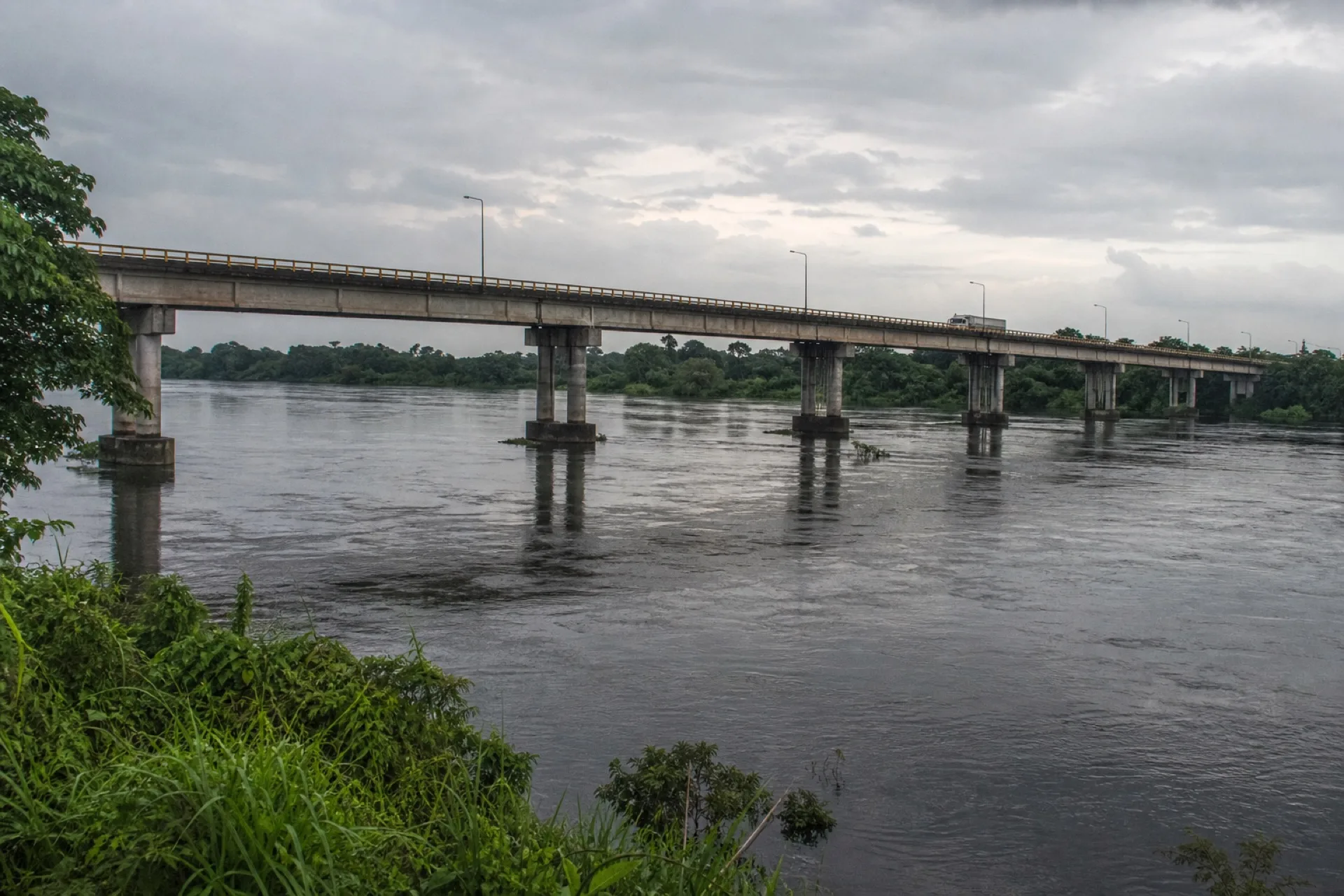 Puente Tancochapa cruzando un río tropical ancho en Las Choapas.