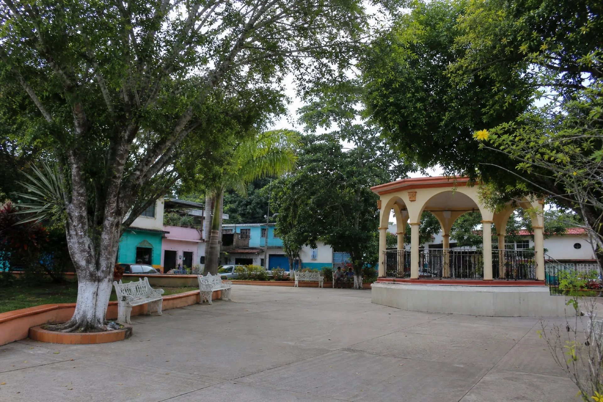 Plaza Texcal de Tlapacoyan con kiosco y casas pintadas.
