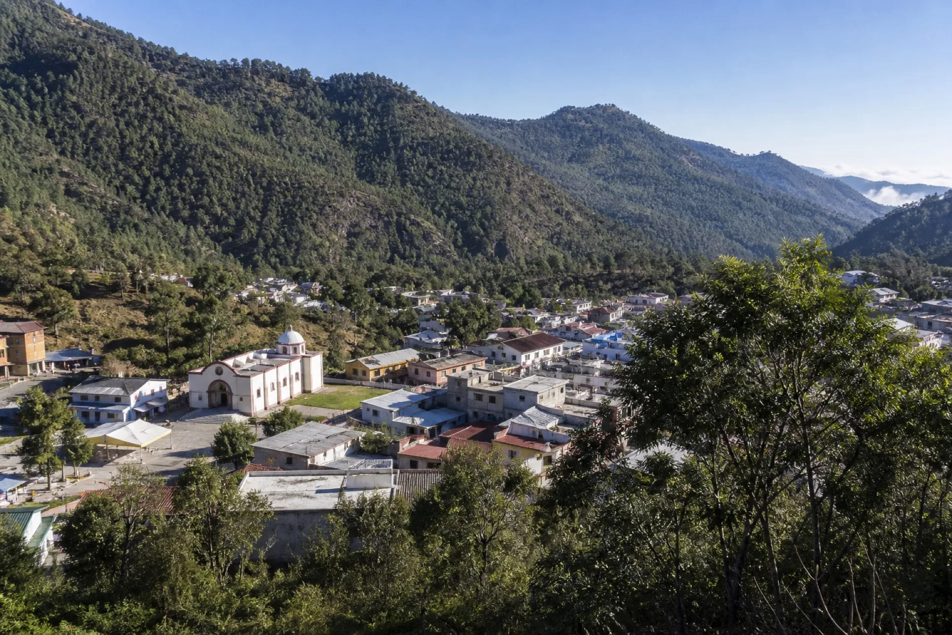 Plaza alta de Tlaquilpa con templo y pino de sierra.
