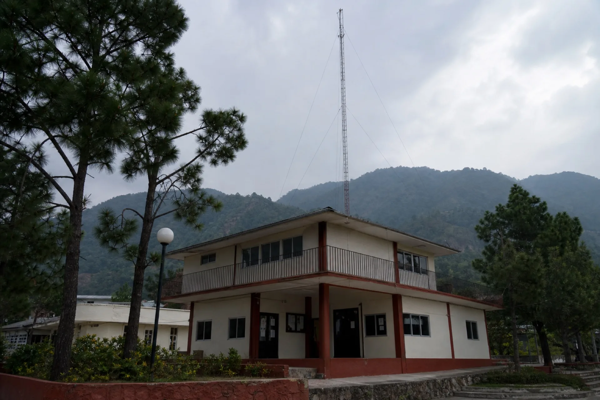Edificio de radio comunitaria con antena en Huayacocotla.
