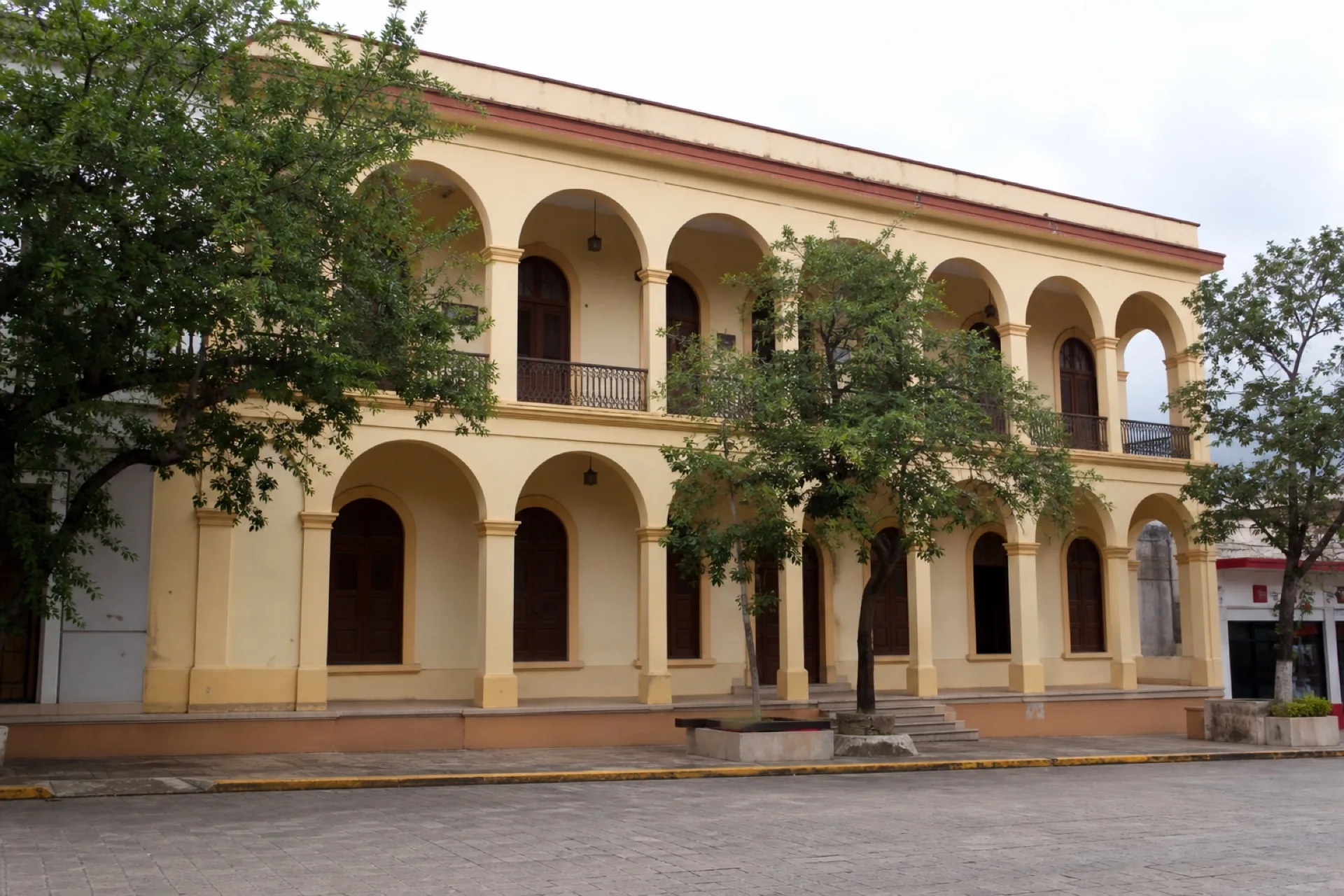 Casa de Cultura de Acayucan: edificio cívico de dos pisos y arcos.