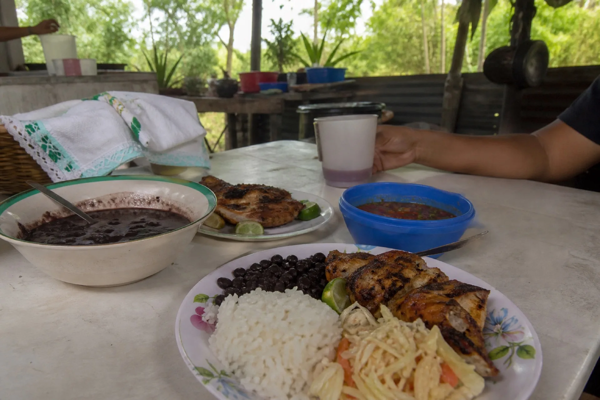 Mesa cotidiana en La Chinantla: mesa de plástico y cocina abierta.