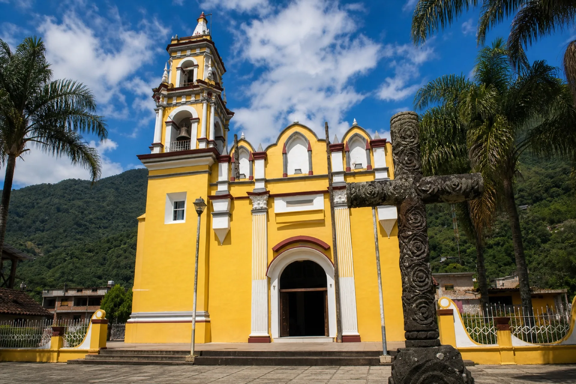 Parroquia de San Francisco de Asis y cruz atrial en Zongolica.