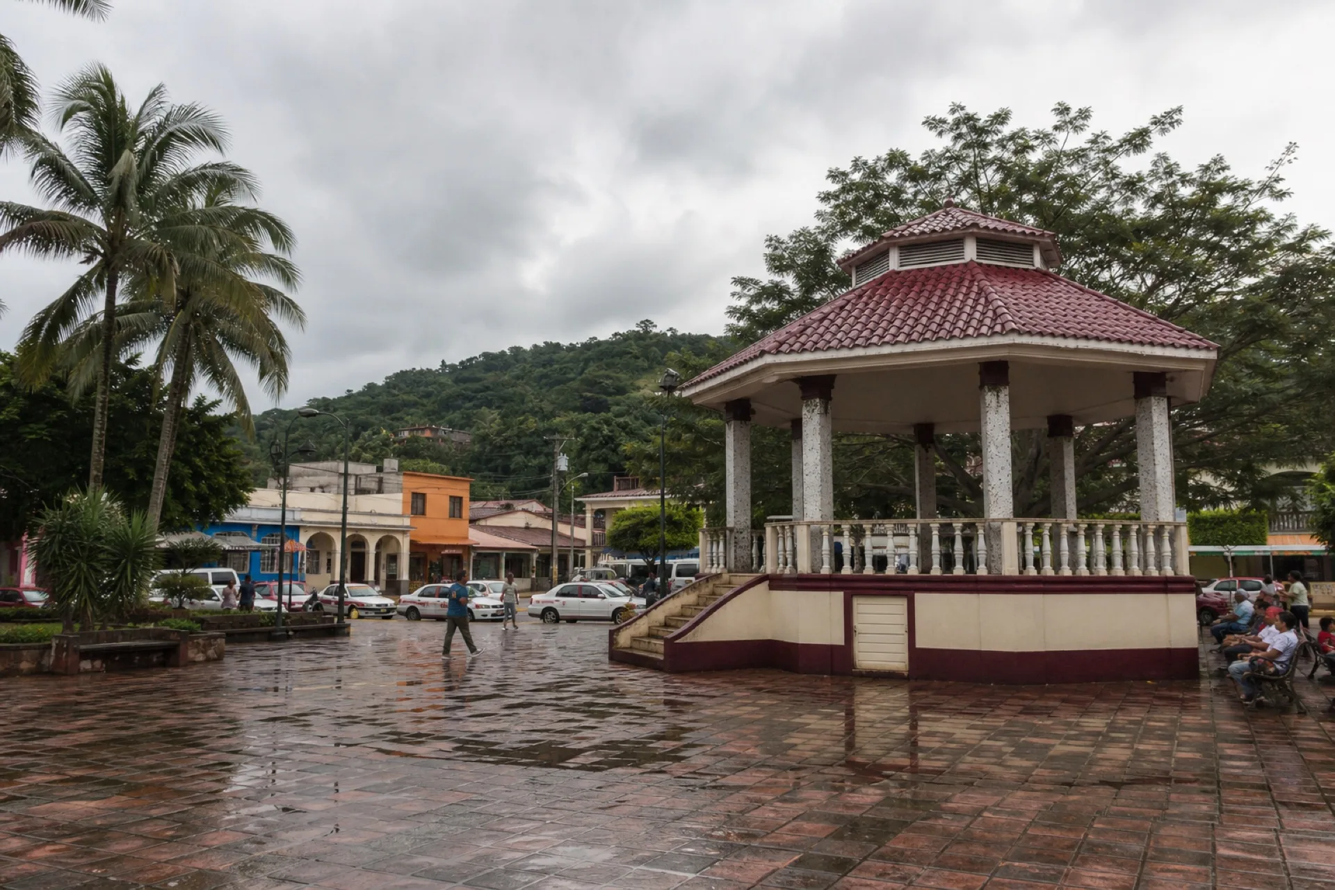 Plaza del centro de Tlapacoyan con kiosco y edificios bajos.