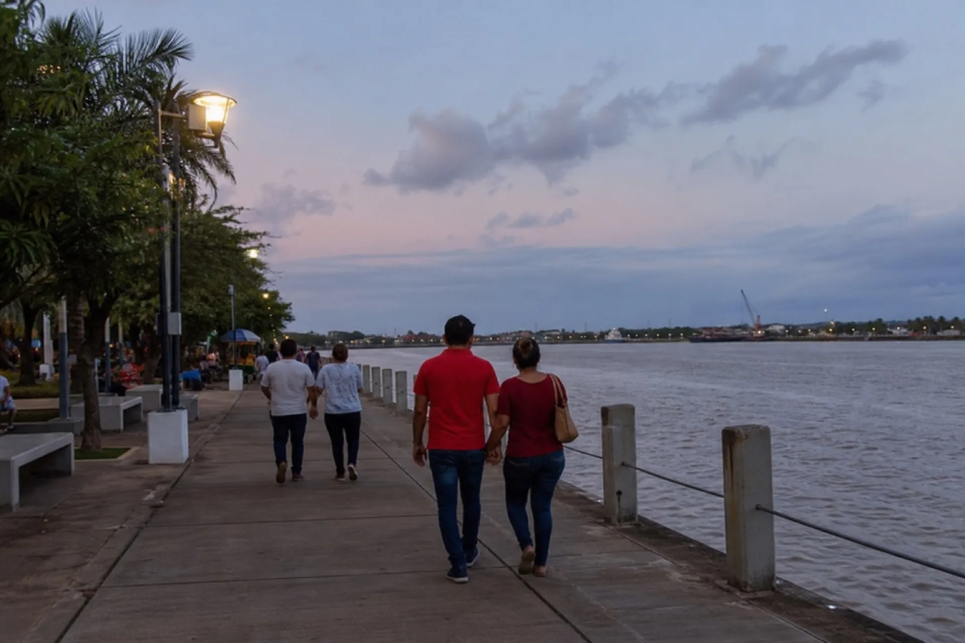 Paseo del malecón minatitleco al anochecer, junto al río.