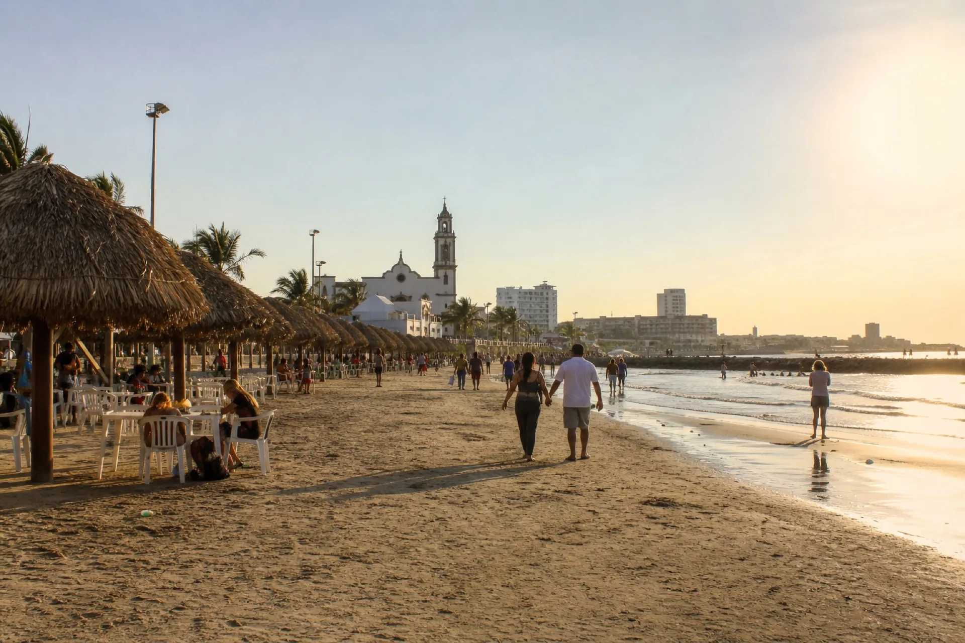 Playa de Santa Ana en Boca del Río, con palapas y la costa del Golfo.