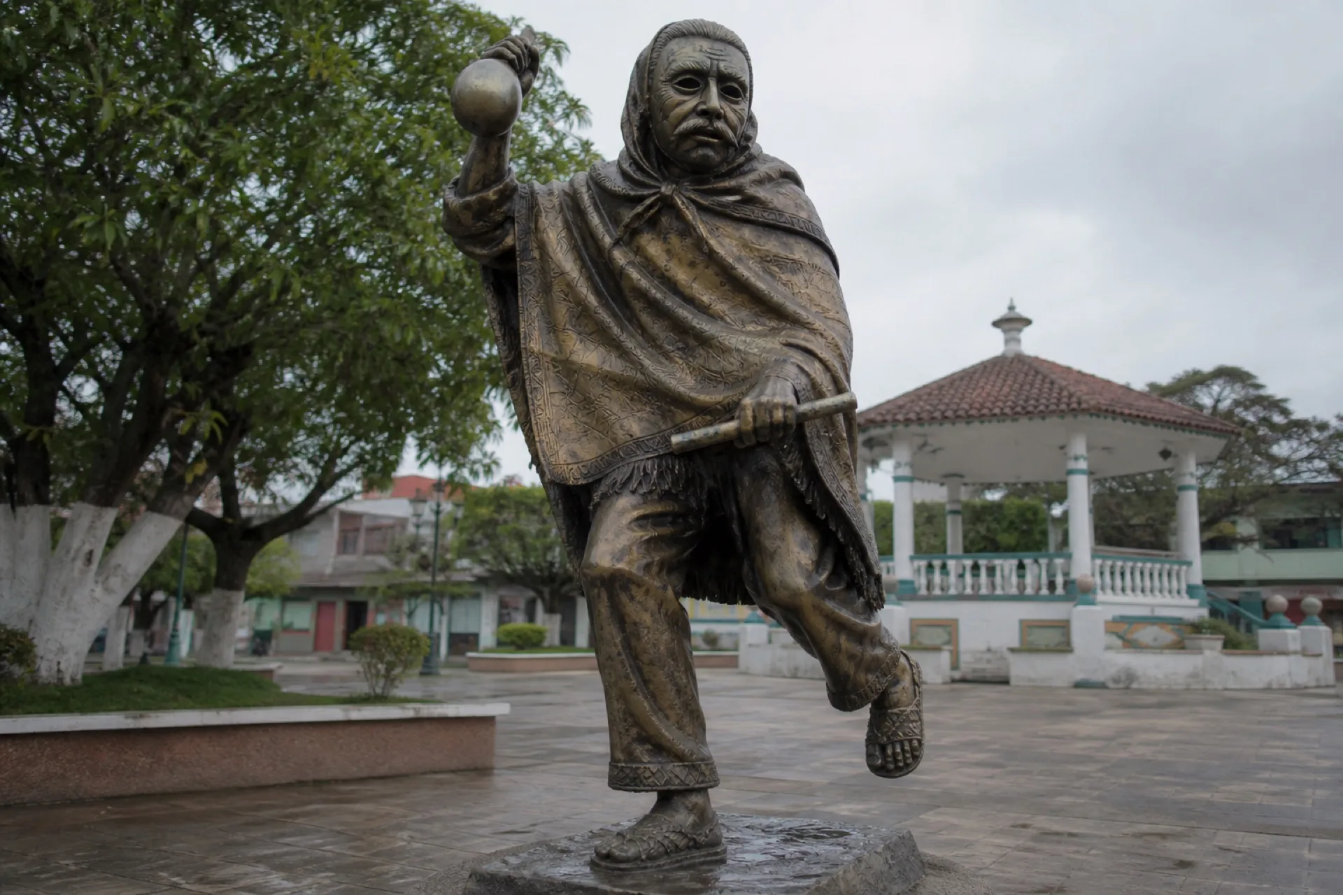 Monumento al Enmascarado en una plaza de Tempoal.
