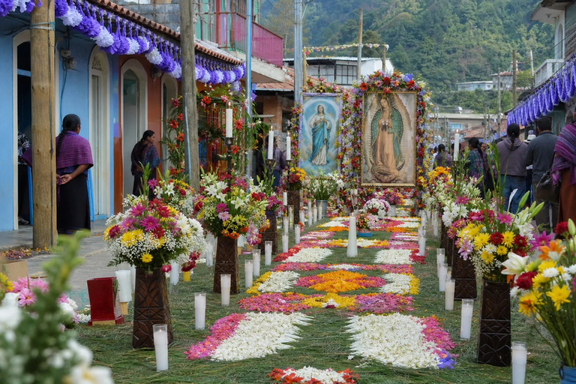 Altares de Concepcion y Guadalupe en calle de Zongolica.