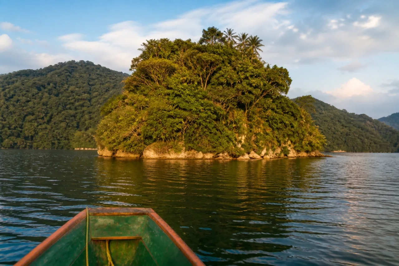 Isla Agaltepec boscosa en el Lago de Catemaco.