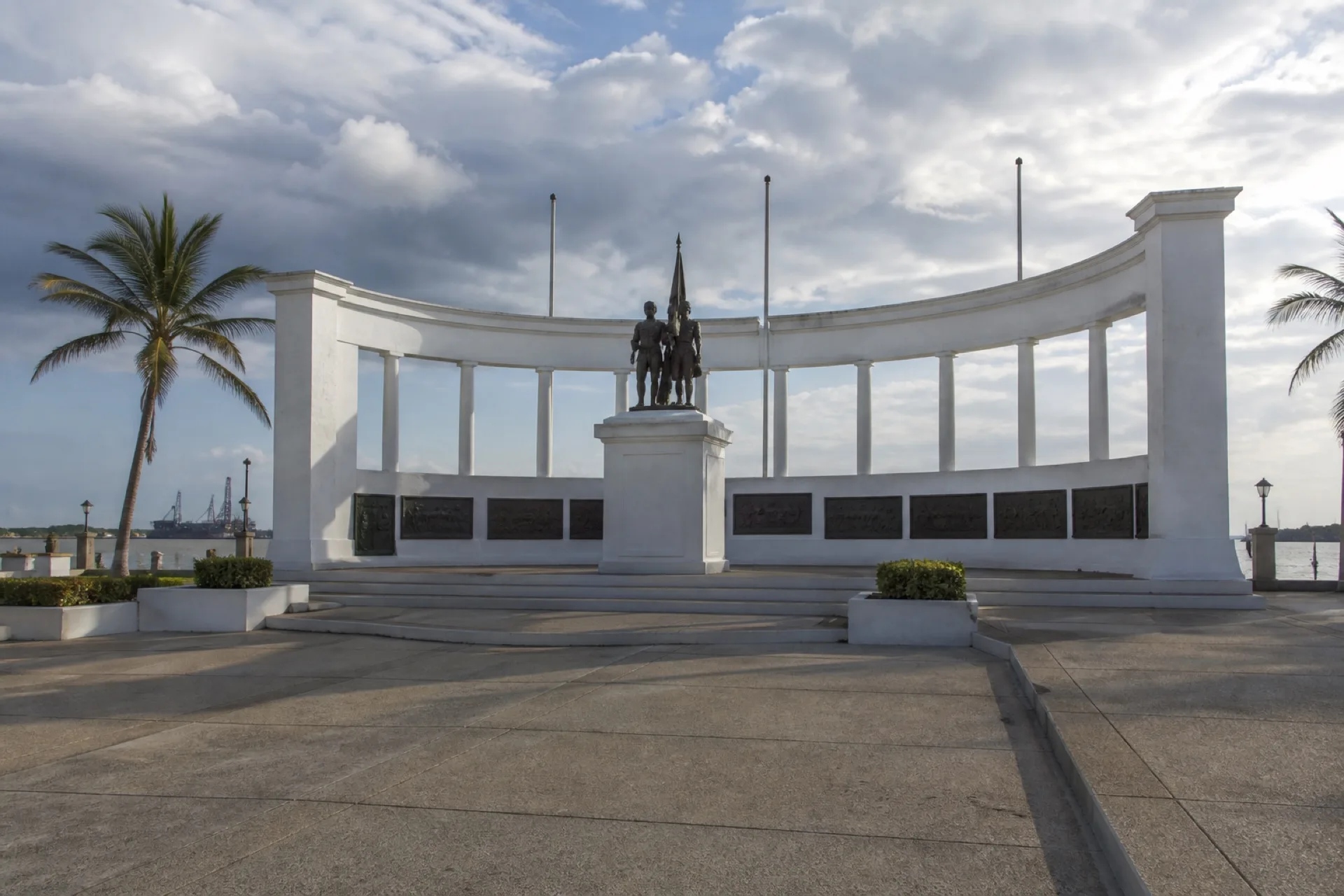 Hemiciclo a los Niños Héroes en el malecón de Coatzacoalcos.