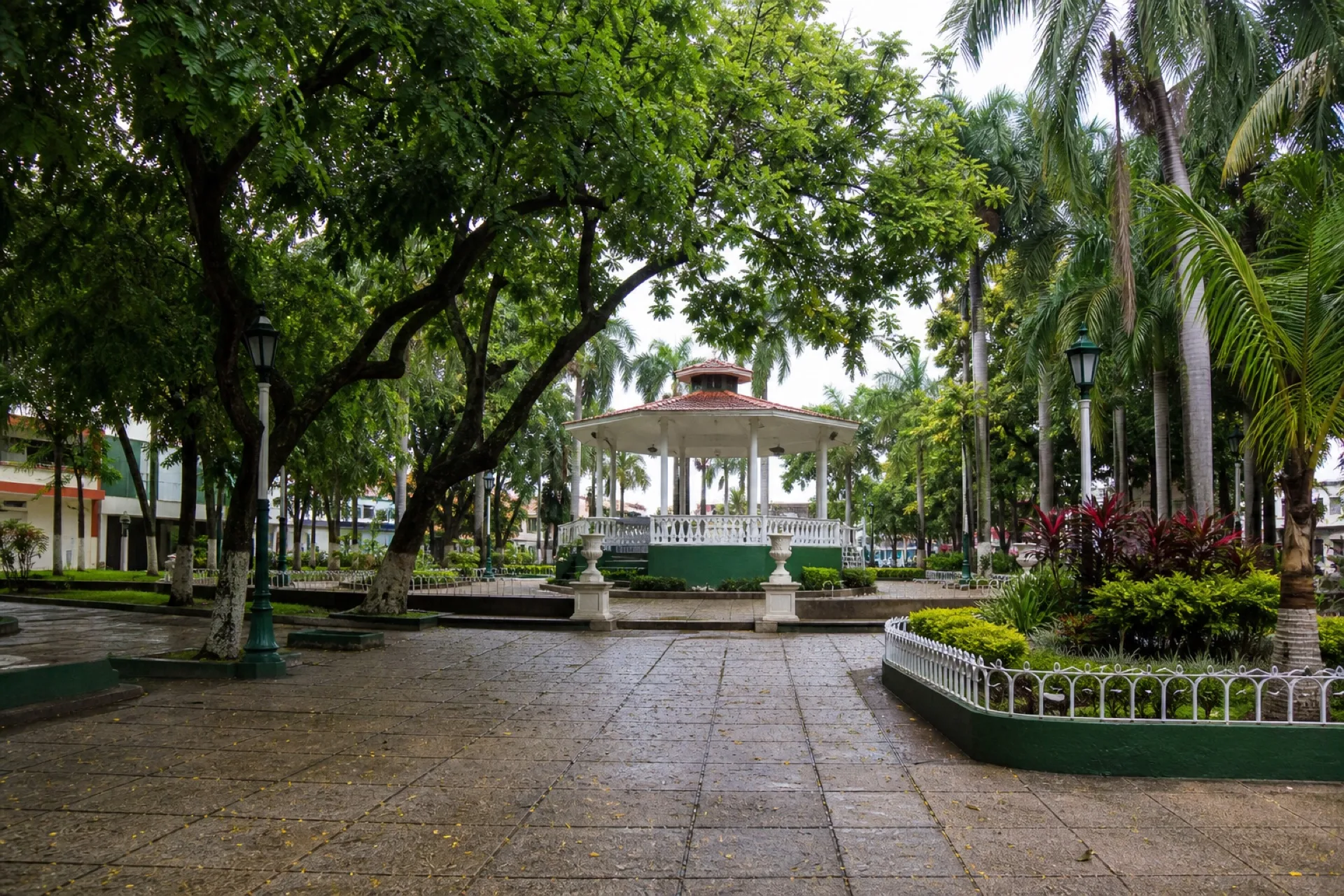 Parque Independencia de Coatzacoalcos: kiosco urbano y andadores.