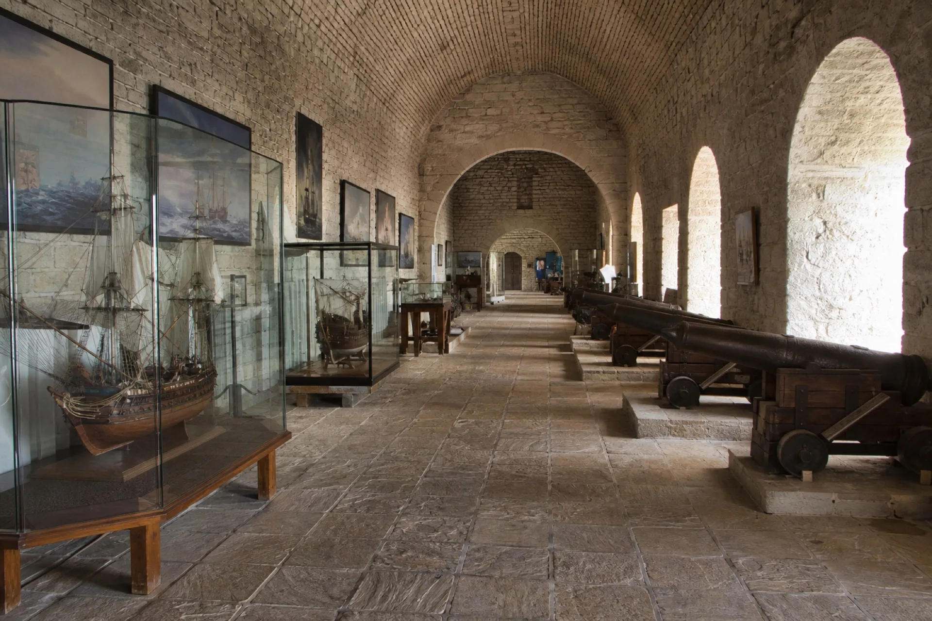 Galería de piedra del Museo Naval Histórico en San Juan de Ulúa, con cañones y arcos.
