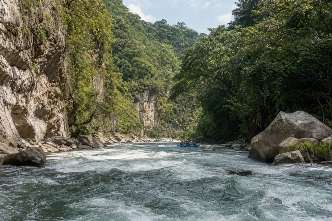 Cañón del Río Pescados con agua viva y laderas verdes.