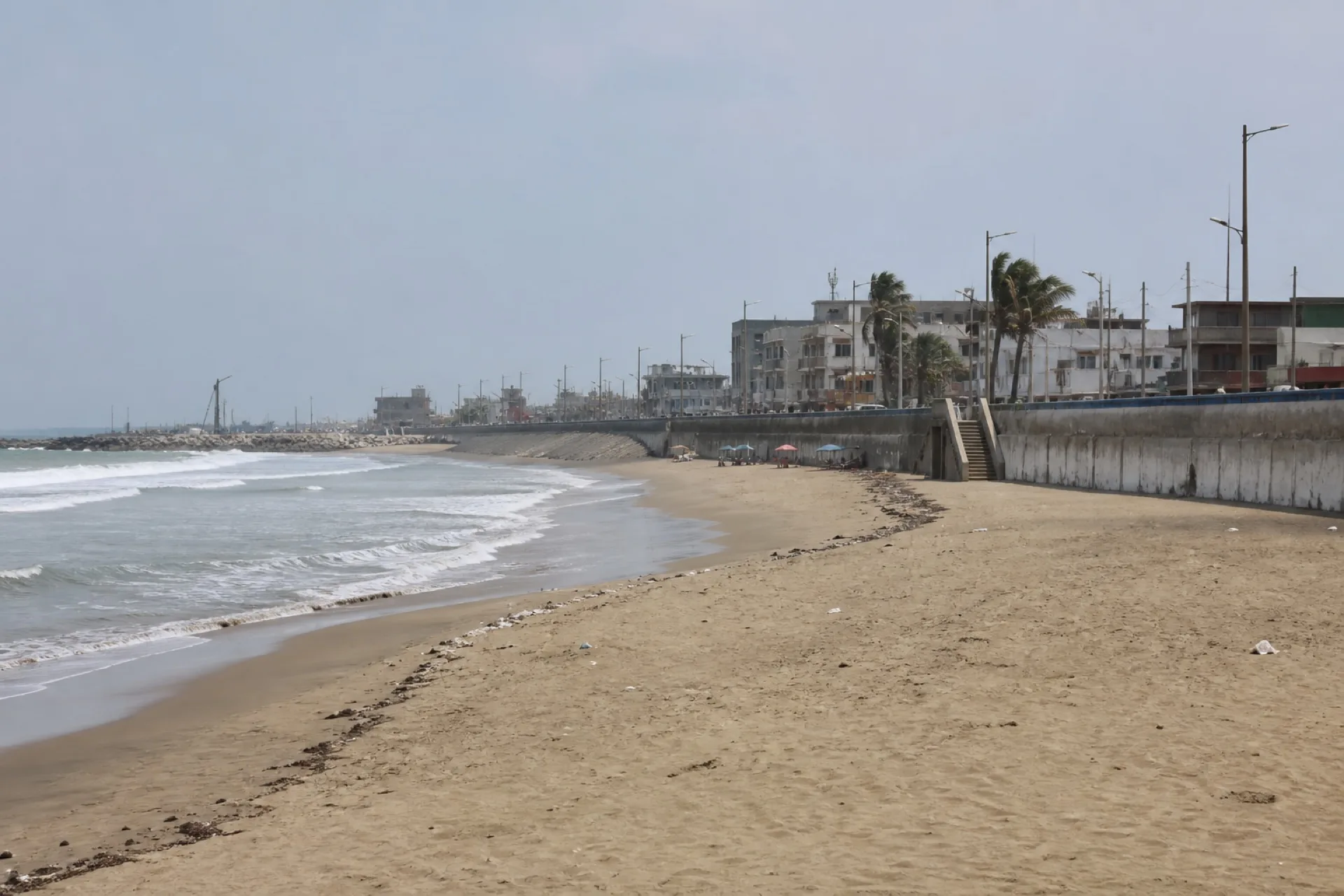 Playa urbana de Coatzacoalcos: arena beige y malecón al fondo.