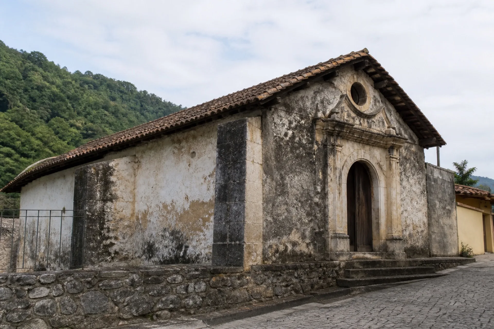 Capilla antigua del Calvario en una calle de Zongolica.