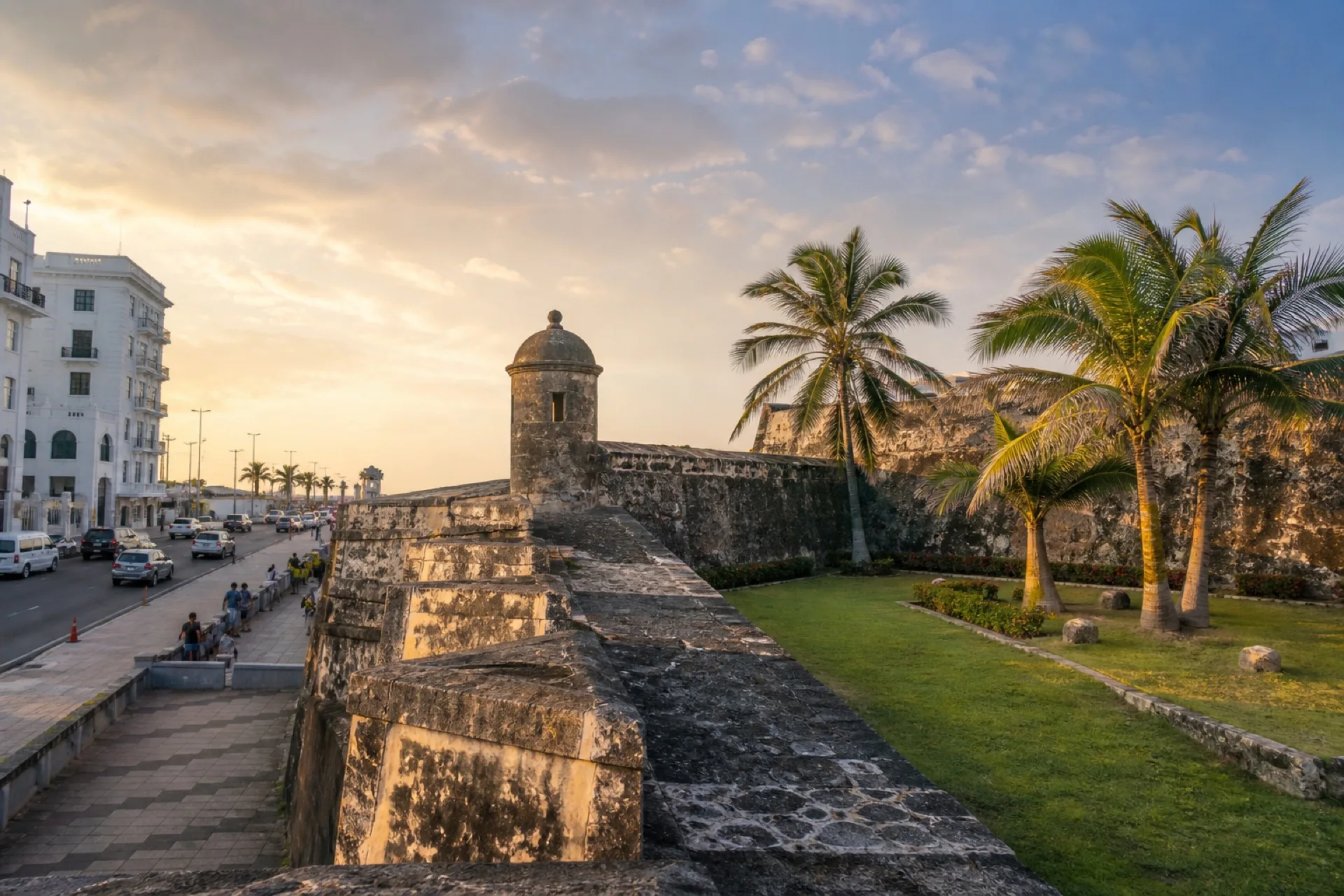 Baluarte de Santiago, bastión colonial de piedra con jardín y palmeras en Veracruz.