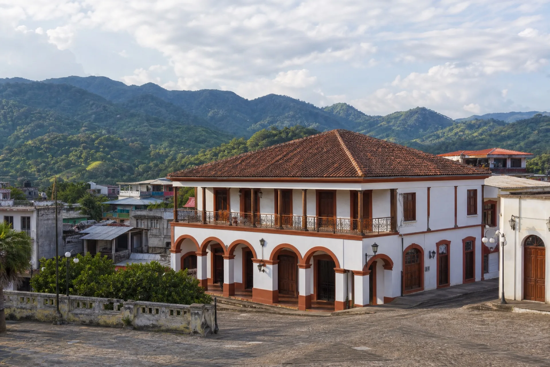 Plaza y casas del centro de Chicontepec con lomerío al fondo.