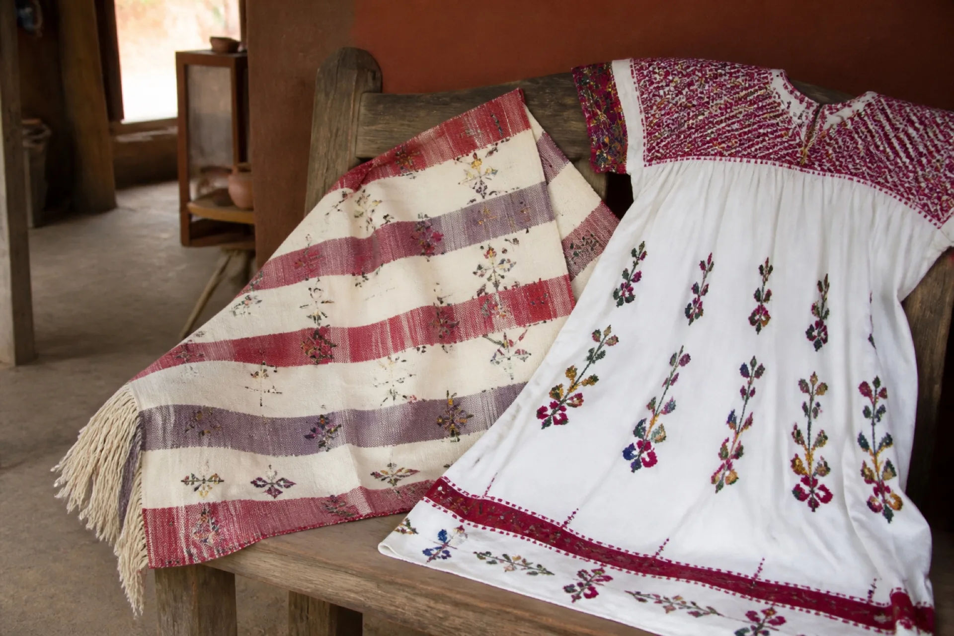 Cobija de lana y vestido tradicional de Tehuipango.