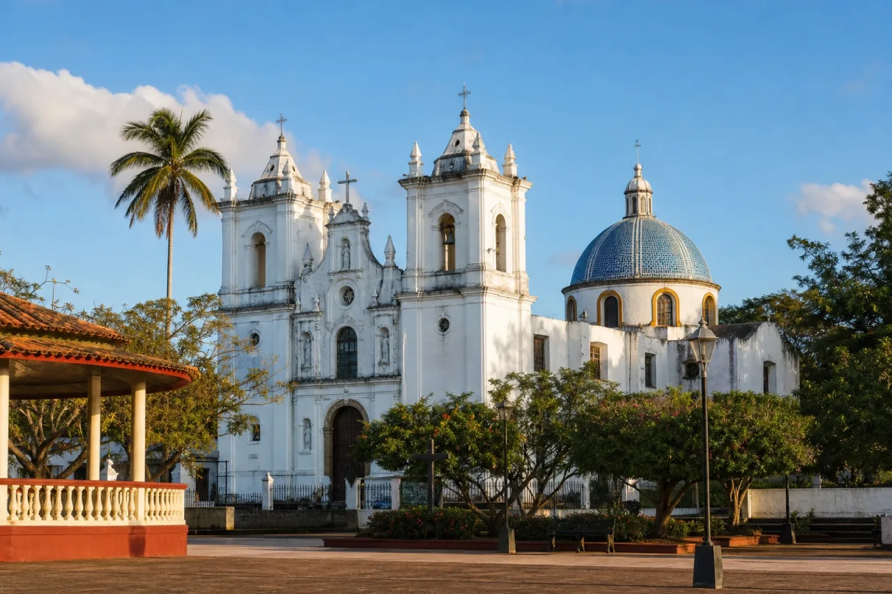 Parroquia de Catemaco con torres blancas y cúpula azul.