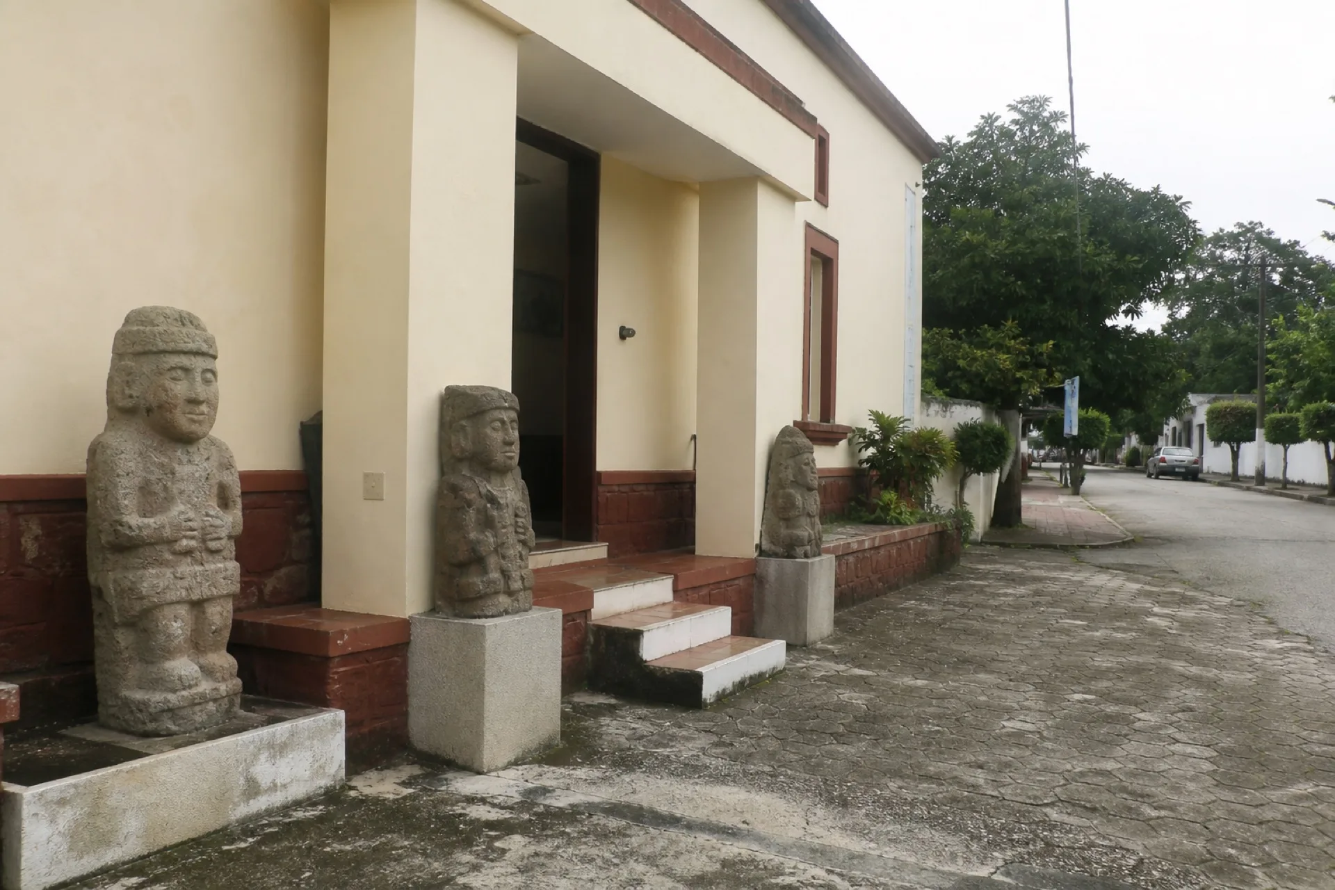 Museo Chicomexóchitl, edificio cívico con esculturas a la entrada.