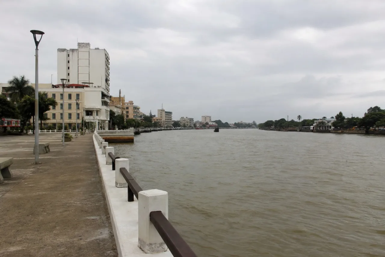 Kayak sobre el río Tuxpan al atardecer
