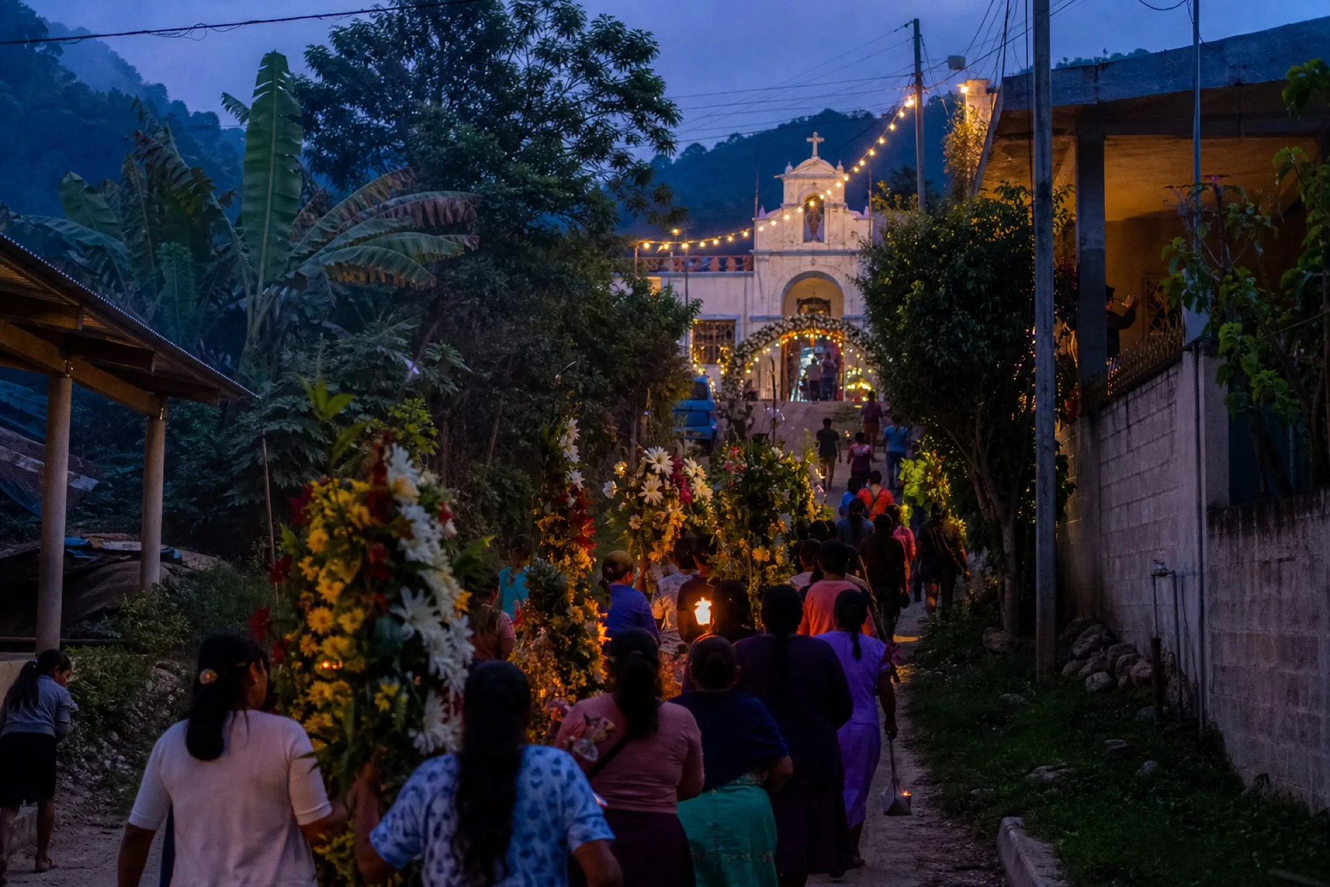 Festividad de diciembre en La Chinantla: calle iluminada hacia el templo.
